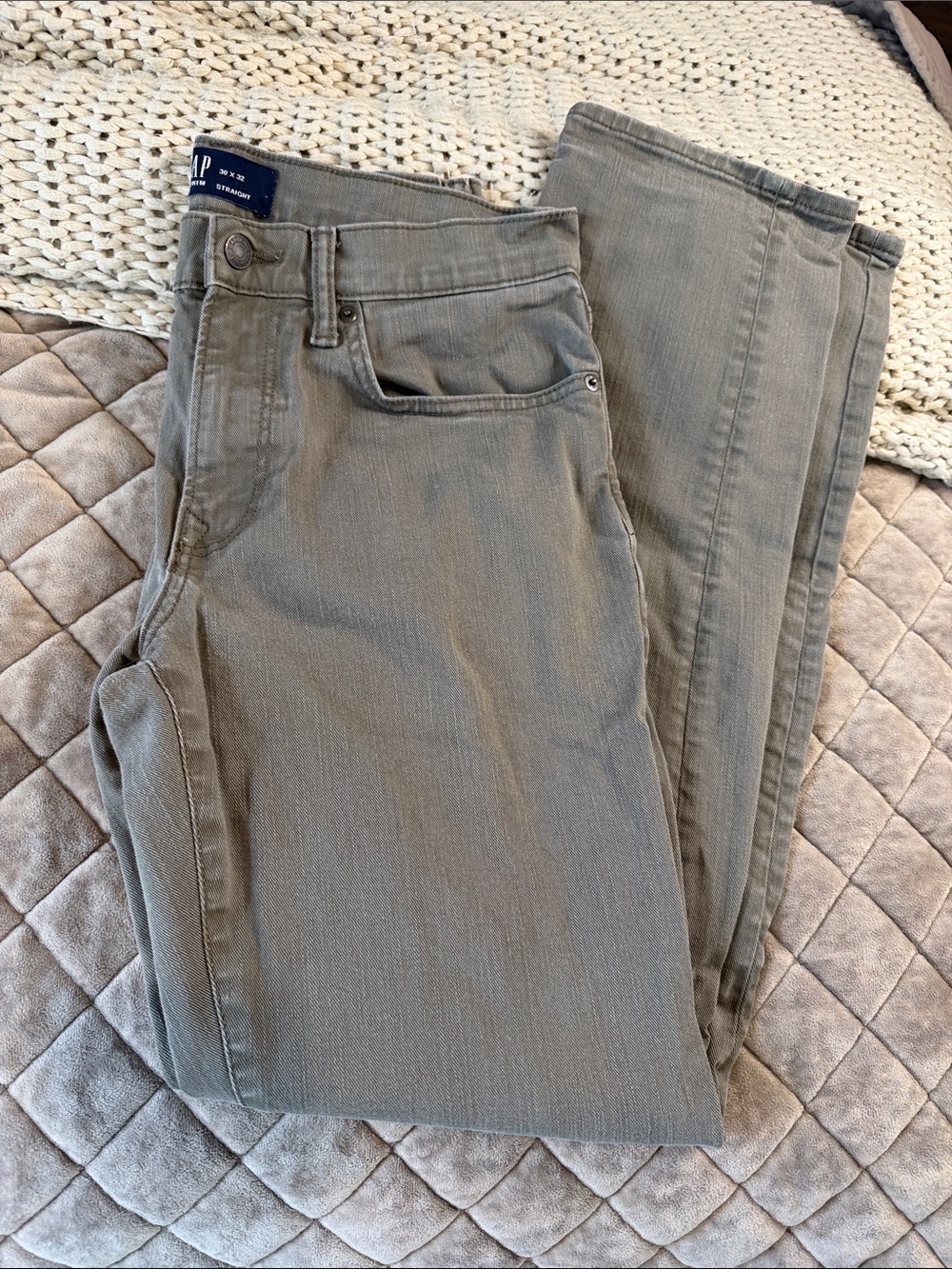GAP  Gray Straight-Leg Jeans 30x32
